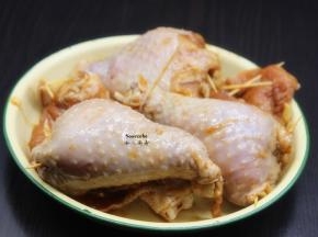 把腌制好的去骨鸡腿，酿入炒好的米饭，去骨二头用牙签封住口；