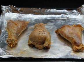 烤盘垫上铝箔纸，放入酿好的鸡腿饭；