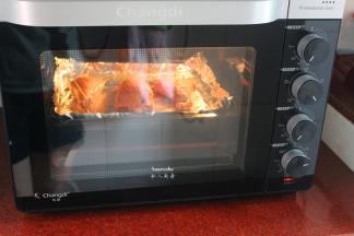 烤箱预热，180度，烤25分钟；出炉之后切块，再淋蜜汁酱即可。PS:每个烤箱不同，温度和时间略有差异。