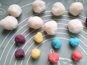 把白色面团分成8份，每种颜色的面团也分成2份