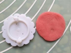 取一个颜色的面团按压，和模具差不多大