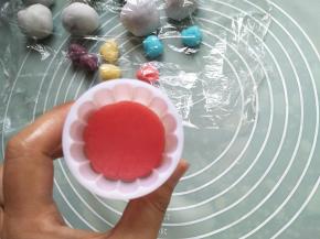 放入模具里（如果粘模具的话，可以涂少量白油）