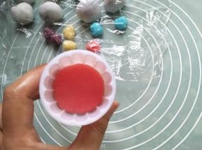 放入模具里（如果粘模具的话，可以涂少量白油）