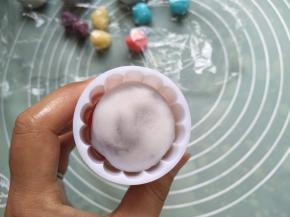 再把豆沙馅的放入模具