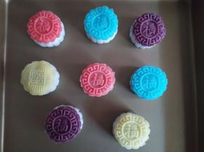 再烤盘上轻轻按压，脱模