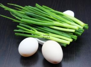 准备食材；香葱、土鸡蛋；