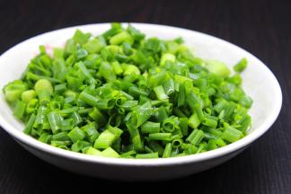 香葱，洗净，沥干水分切段；