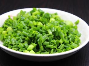 香葱，洗净，沥干水分切段；