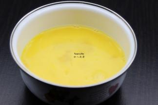 鸡蛋打散，用筷子调均；