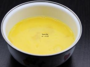 鸡蛋打散，用筷子调均；