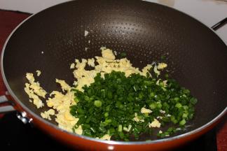 放入香葱段，煸香；