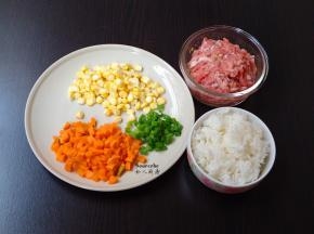 准时食材：米饭1碗、肉末、胡萝卜丁、玉米粒、香葱丁；