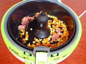 盖上盖子，炒2分钟，加肉瘦肉；PS：热锅放肉炒的才好吃