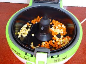 锅里放一点油涂抹，再放胡萝卜、玉米粒；