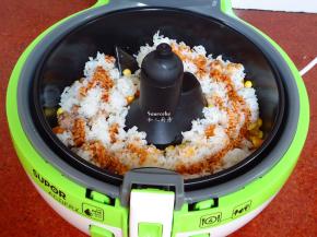 烹饪4分钟，把米饭、酱油加入；