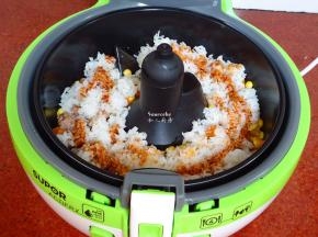 烹饪4分钟，把米饭、酱油加入；