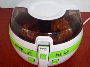 烹饪在剩余2分钟时，加入香葱、盐；PS：吃淡的可以不放盐。我是没有放盐的