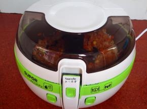 烹饪在剩余2分钟时，加入香葱、盐；PS：吃淡的可以不放盐。我是没有放盐的
