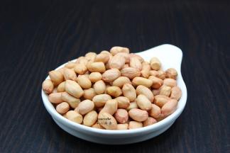 花生去壳，水冲洗干净，沥干水；PS千万不能浸泡。