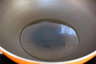 冷锅冷油；PS：冷锅冷油，花生皮就不会掉落