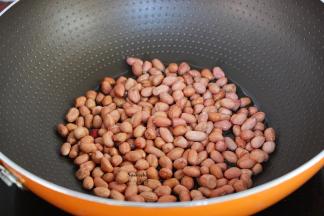 倒入花生仁下锅；