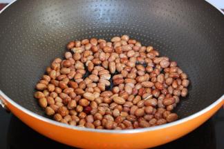 小火，慢慢翻炒，3-4分钟，可以看见有裂口即熟；