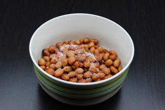 用吸油纸垫底，趁热把椒盐晒在花生米上即可；