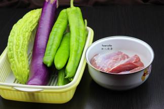 准备食材：茄子、苦瓜、青菜椒、猪瘦肉、香葱等。