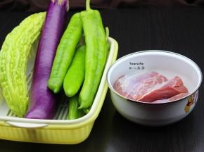 准备食材：茄子、苦瓜、青菜椒、猪瘦肉、香葱等。