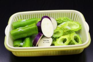 茄子洗净切厚片，中间不要切段；苦瓜洗净切段，去籽；辣椒洗净去籽；放盐腌制30分钟；