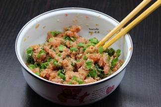 猪瘦肉剁碎，放盐、酱油、生粉、鸡粉、生姜、油拌均腌制10分钟；