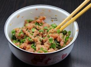 猪瘦肉剁碎，放盐、酱油、生粉、鸡粉、生姜、油拌均腌制10分钟；