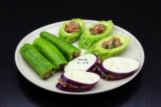 拌均的馅，分别酿入茄子、酿入苦瓜、青椒中；