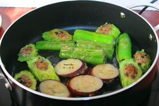 不断翻转，让360度全煎至金黄，里面的肉馅熟透即可；