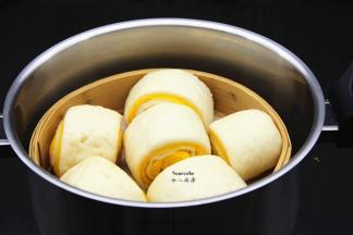 把蒸好的南瓜馒头卷，取出；