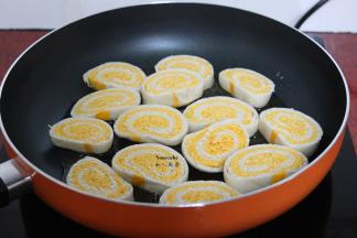 热锅，倒油，放入切好的馒头片，小火煎；