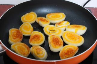 煎至微黄，翻转另外一面；