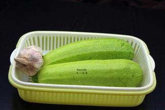 准备食材：云南小瓜、大蒜；
