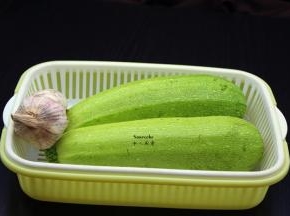 准备食材：云南小瓜、大蒜；