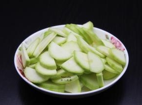 云南小瓜去皮，洗净，切片；