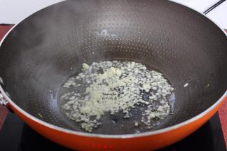 热锅，倒油，爆香蒜末；