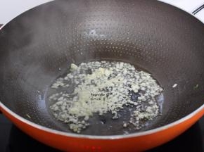 热锅，倒油，爆香蒜末；