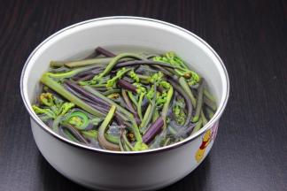 汆烫好的蕨菜，过冰水；