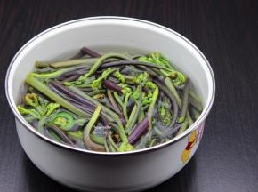 汆烫好的蕨菜，过冰水；