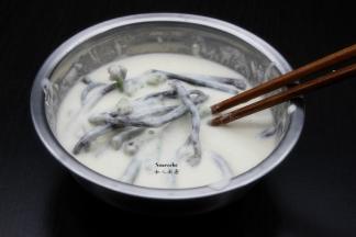 裹炸粉150克加适量的水、盐、五香粉拌均成面浆，放入蕨菜裹上面浆；