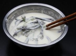 裹炸粉150克加适量的水、盐、五香粉拌均成面浆，放入蕨菜裹上面浆；