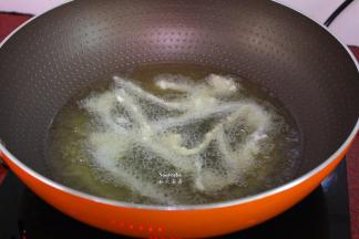 热锅，倒油适量的油，油温160度时，放入蕨菜炸；