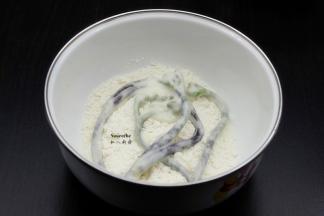 把裹上面浆的蕨菜，放入干的50克裹炸粉中，均匀裹上干粉；