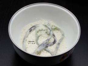 把裹上面浆的蕨菜，放入干的50克裹炸粉中，均匀裹上干粉；
