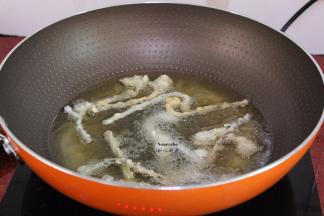 微黄翻转另外一面继续炸至全部金灿灿的即可